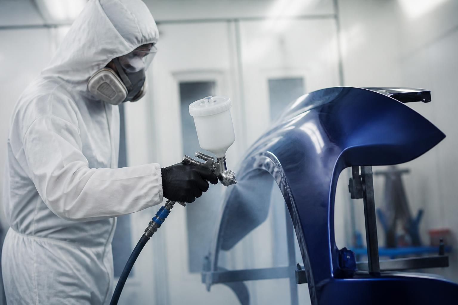 Application de peinture sur un élément de carrosserie en cabine